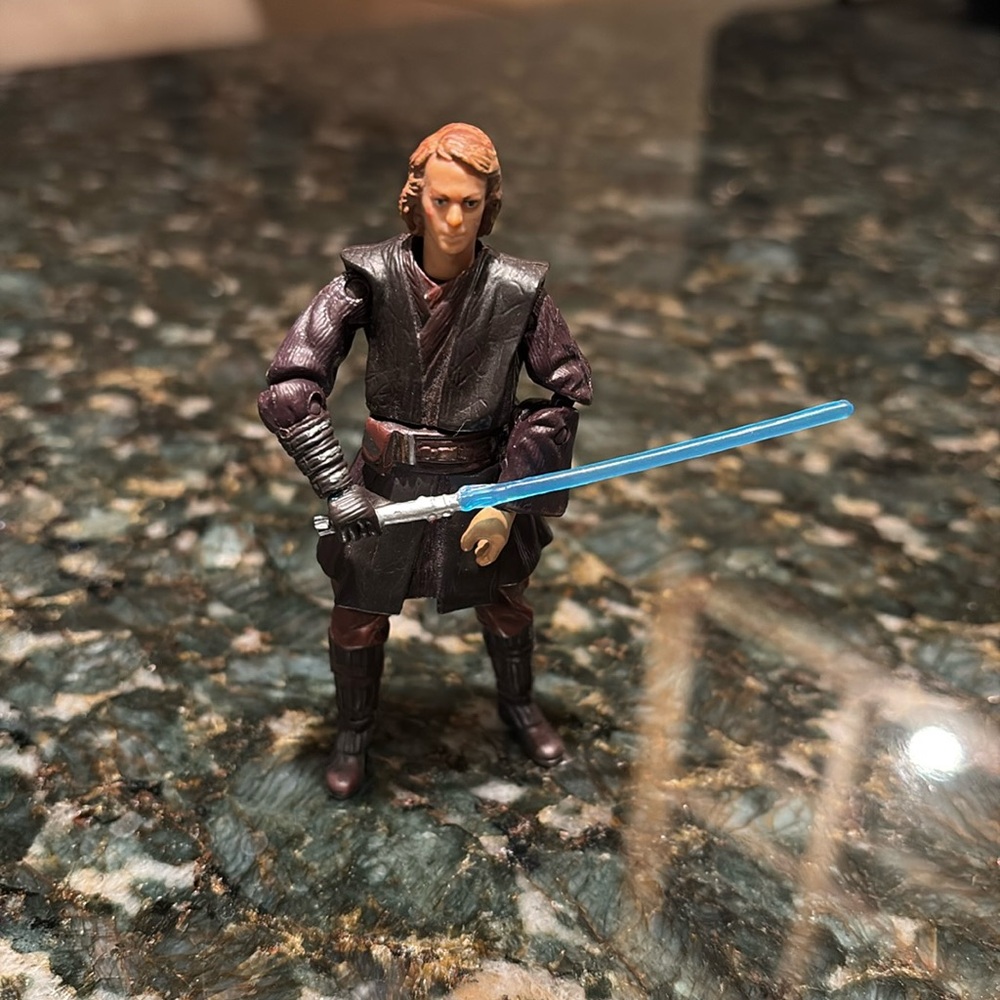 2004 Anakin Skywalker lightsaber attack Star Wars figurine